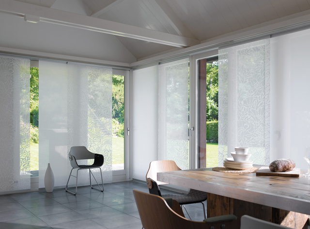 Cortinas limpas e organizadas apos lavagem profissional